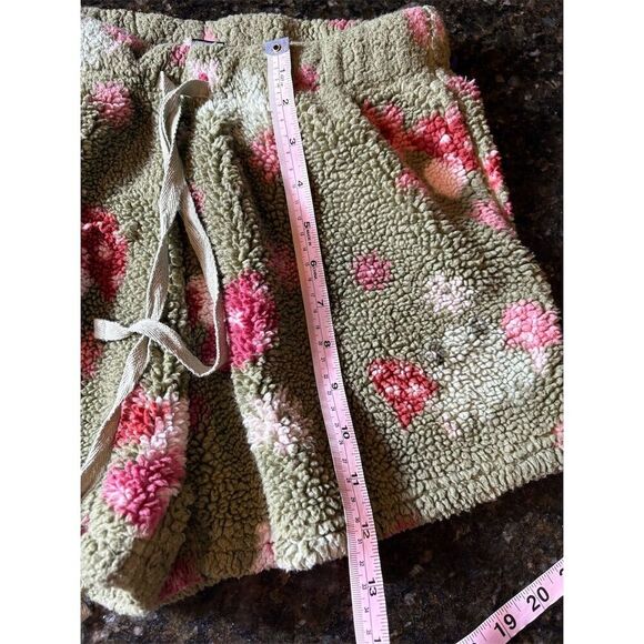 Thorn & Fable Women's Floral Sherpa Lounge Shorts Green Size S - Picture 2 of 4